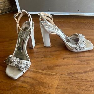 WOMEN’S BADGLEY MISCHIKA WHITE HEELS SIZE 7